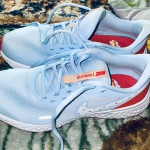 Nike’s women’s size 9 brand new worn once